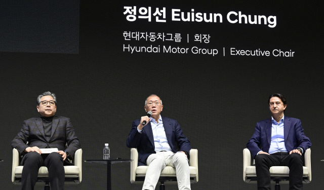 정의선(가운데) 현대차그룹 회장과 장재훈(왼쪽) 부회장, 호세 무뇨스 현대차 사장 등 경영진이 6일 경기도 고양시 소재 현대모터스튜디오 고양에서 열린 2025년 신년회에서 참석해 'HMG 라운드 테이블'을 진행하고 있다. 현대차그룹 제공